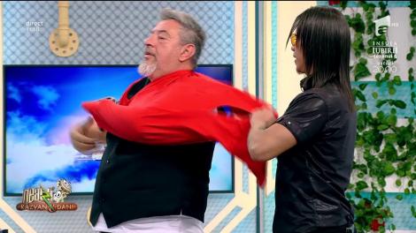 Cel mai tare moment! Sexy Ramona și Amalia au ajuns...sub același tricou! „Trebuie să ne mișcăm?!”