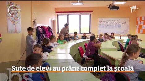 Sute de elevi din Timiș au parte de o masă caldă la şcoală. Cine le asigură meniul