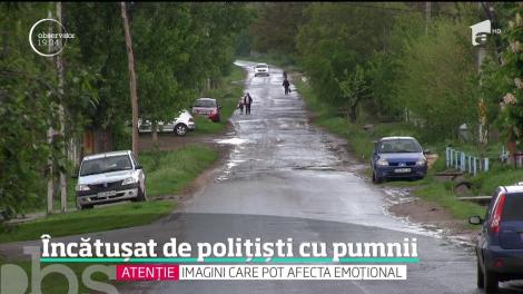 Pumnul a făcut legea la Vaslui! Doi poliţişti au fost filmaţi în timp ce bat crunt un bărbat