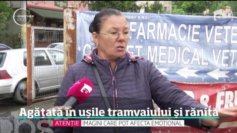 A fost agățată de ușile tramvaiului și târâtă 10 metri pe asfalt, în Iași, sub privirile celorlalți călători! „Era plină de sânge” - Video