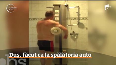 Duş făcut ca la spălătoria auto. Peria rotativă are chiar şi buton de urgenţă