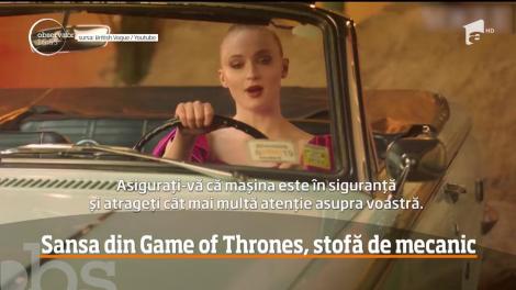 Sophie Turner, Sansa din serialul Game of Thrones, ne învaţă cum să schimbăm roata de la maşină, în caz că facem pană!