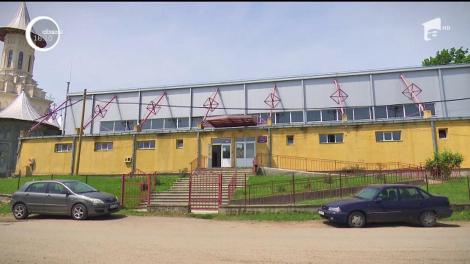 Nemulțumit de notele pe care le avea, un elev-problemă ar fi dat foc cataloagelor din liceu. Zeci de elevi ar putea rămâne cu mediile neîncheiate