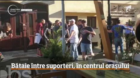 Bătaie între suporteri, în centrul orașului Craiova! Ultrașii și-au împărțit pumni și picioare, în fața polițiștilor - Video