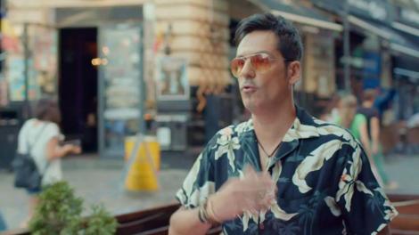 Liber ca pasărea cerului. Ducu (Marius Florea Vizante) și Orlando (Ștefan Bănică), în pericol de evacuare din locuință