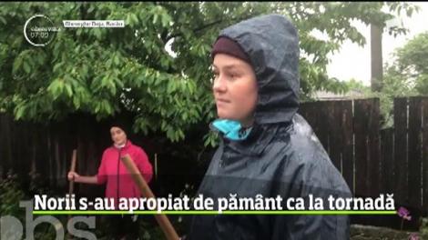 România, între extremele meteo! Norii s-au apropiat de pământ ca la tornadă