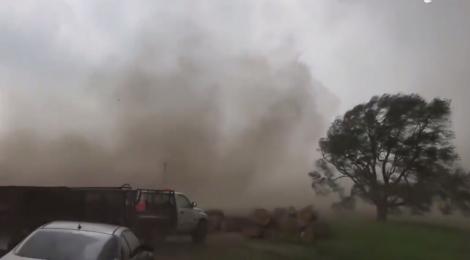 Un aşa numit "vânător de tornade" din Statele Unite a avut ocazia să observe un astfel de fenomen mult mai îndeaproape