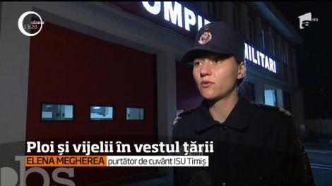 Ploile torenţiale şi vijeliile au lovit zona Banatului. La Timişoara, vântul puternic a luat pe sus acoperişurile şi a rupt copacii