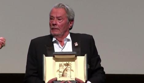 Legendarul actor francez Alain Delon a fost omagiat, la Festivalul de la Cannes, cu un premiu special Palme d'Or pentru întreaga sa carieră