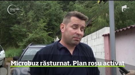 Un microbuz plin cu pasageri din Vâlcea s-a răsturnat