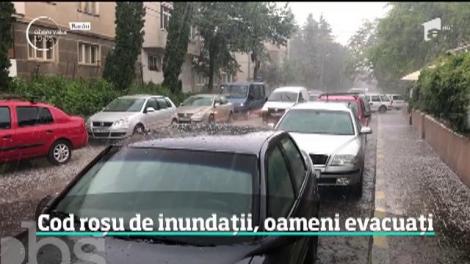 Trei oameni au fost răniţi după ce o vijelie de cod portocaliu a lovit din senin Capitala