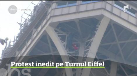 Intervenţie spectaculoasă a forţelor de intervenţie din Paris după ce un bărbat a reuşit să escaladeze două treimi din Turnul Eiffel