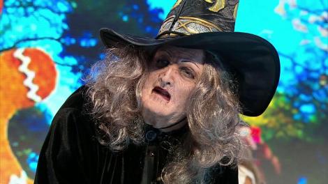 Râzi cu lacrimi! Dorian Popa a îmbrăcat o rochie de prințesă la Scena Misterelor