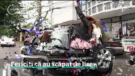 Anii de liceu se încheie cu o explozie de bucurie! Absolvenţii claselor a 12-a s-au prins în hore, au cântat şi au defilat în maşini decapotabile