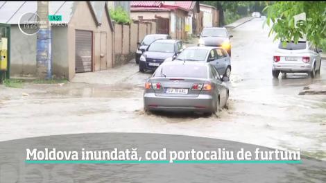 Toată Moldova se află sub cod portocaliu de ploi, grindină şi vijelii