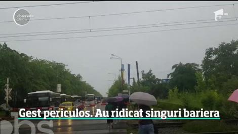 Ploaia a provocat haos în Capitală!  Bariera de pe şoseaua Petricani s-a blocat, iar şoferii au ridicat-o cu mâna să poată trece