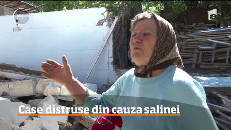 Alunecările de pământ distrug casele oamenilor din Slănic Prahova