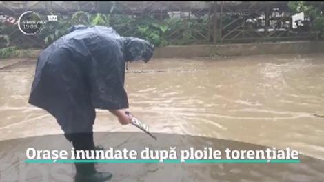 Fuioare uriaşe care aduc cu tornadele au băgat panică în români