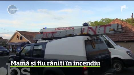 O mamă şi fiul ei au ajuns la spital seara trecută după ce un incendiu a cuprins gospodăria în care familia locuia