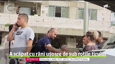 Accident şocant filmat pe o stradă din Iaşi. Un bărbat care a vrut să traverseze prin loc nepermis a fost lovit de o maşină şi aruncat sub roţile unui camion