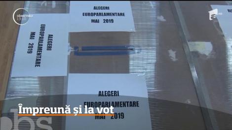 Pentru doi tineri din Timiş, prima zi în calitate de soţ şi soţie a început la secţia de votare!