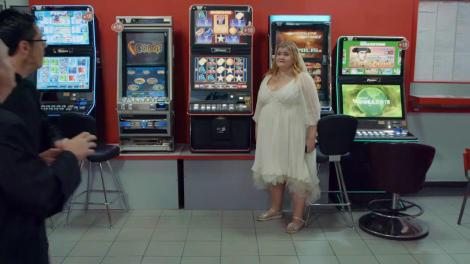 Liber că pasărea cerului. Orlando și Ducu au furat mireasă și au dus-o la păcănele