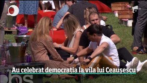 Palatul soţilor Ceauşescu şi-a deschis astăzi porţile pentru tineri