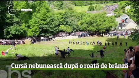 Un sat din Marea Britanie a găzduit o nouă ediţie a mult aşteptatei "curse după brânză"