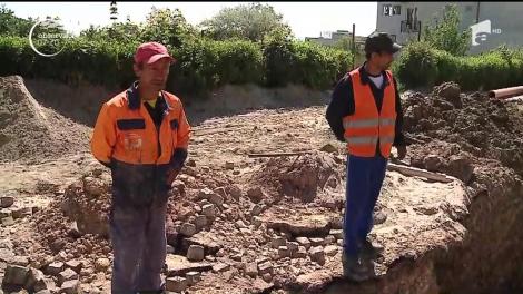 Munţi de moloz, străzi, faleze pline de gropi şi cabluri lăsate la voia întâmplării. Aşa sunt aşteptaţi turiştii la Eforie Nord, în acest sezon estival