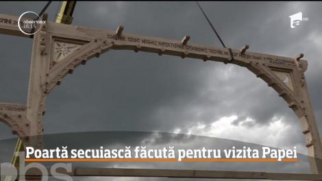 La Şumleu Ciuc, în apropierea altarului unde Papa Francisc va oficia o liturghie, a fost deja amplasată o poartă secuiască de mari dimensiuni