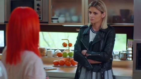 Fructul Oprit.  Ana (Cristina Ciobănașu) află că Bihter (Oana Moșneagu) are o aventură cu Mihai Lăzărescu (Conrad Mericoffer)