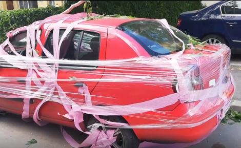 Un bărbat din Târgoviște şi-a găsit maşina învelită în hârtie igienică şi scotch
