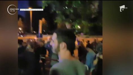 Un poliţist german a devenit eroul alegătorilor români din Diaspora. Ofiţerul a fost filmat în timp ce izbucneşte în lacrimi atunci când oamenii îi mulțumesc că i-a ajutat să voteze