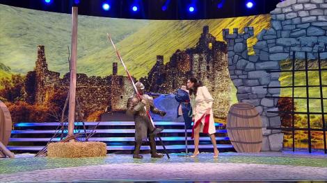 Scena Misterelor. Masca Cavalerul în armură și croitoreasa bulversată