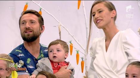 Ce bine le stă împreună! Dani Oţil şi iubita lui au „adoptat” şapte copii! „Uite, ăsta mic chiar seamănă cu tine!”