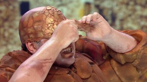 Scena Misterelor. Demascarea Omului crăpat. Vedeta din spatele măștii făcea ravagii în anii 2000 cu trupa sa