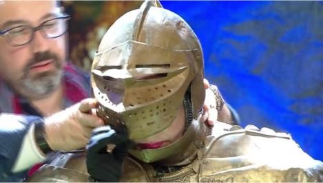 Scena Misterelor. Demascarea Cavalerului în armură. Vedeta a purtat un costum și o armură de 30 de kilograme