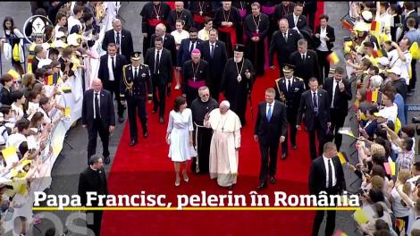 Papa Francisc, aproape de români. Prima oprire a fost în Capitală unde oamenii și-au oprit mașinile în drum ca să-l vadă