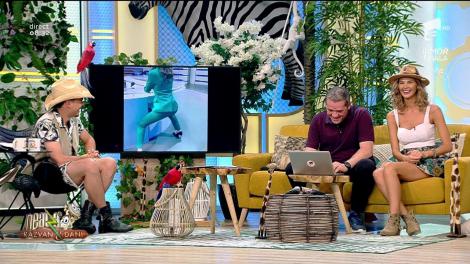 Smiley news. Prezentatoarea de ştiri care stă pe un scaun imaginar