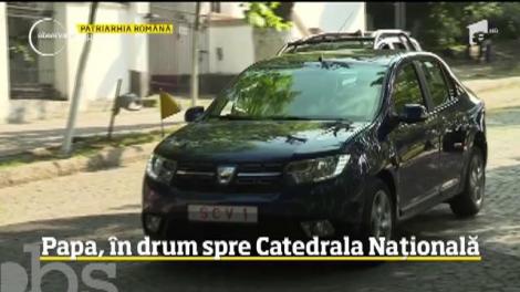 Papa Francisc, cu Loganul spre Catedrala Națională. Suveranul Pontif a ales Dacia, în locul unei mașini blindate