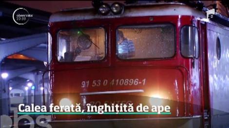 Potop în România. Viitura a înghiţit şinele de cale ferate: Zece trenuri de călători s-au blocat în mijlocul apelor.