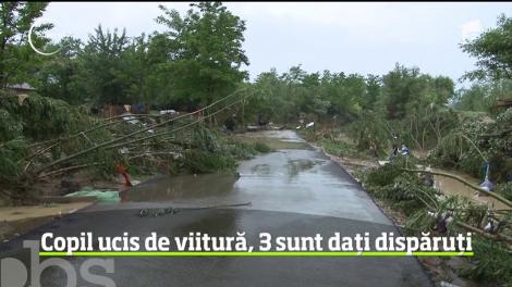 Inundaţiile au făcut prăpăd în judeţul Prahova! Un copil a murit şi alţi trei sunt daţi dispăruţi