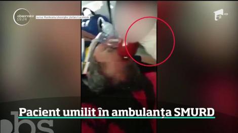 Un bărbat în uniformă SMURD, filmat când loveşte cu un baton de salam un pacient