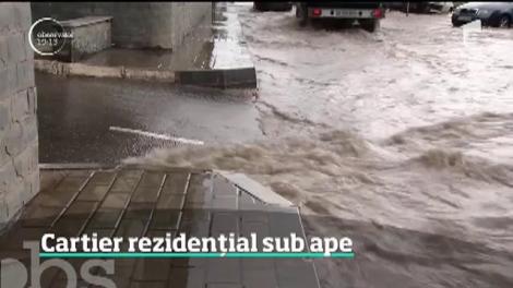 Panică într-un ansamblu rezidenţial de lângă Bucureşti!  Străzile s-au scufundat sub ape.