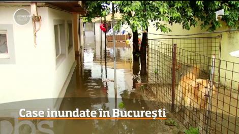 Ploile abundente au creat probleme mari şi locuitorilor din Bucureşti! Canalizarea nu a mai făcut faţă, iar apa a intrat în casele oamenilor
