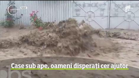 A fost cod roşu de furtuni violente în Galaţi, unde norii au luat aspect de tornadă