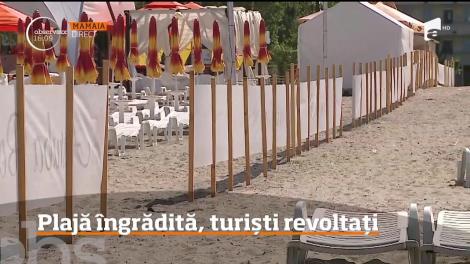 Din dorinţa de a face bani cu orice preţ, administratorul unei plaje din Mamaia a restricţionat accesul turiştilor cu un gard care ajunge până la mal!