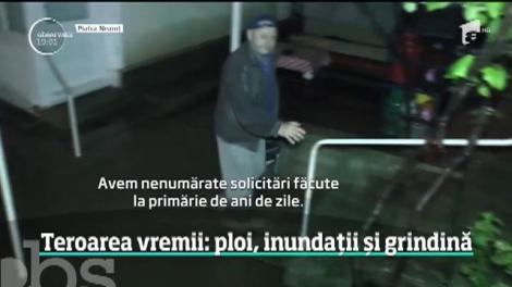 Imagini înfricoşătoare după viituri! Drumuri rupte, maşini luate de ape şi oraşe inundate