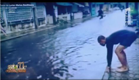 Smiley news - Neatza cu Răzvan și Dani. Piscina dintre borduri. Cum înoată un tânăr pe o șosea inundată