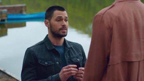 Fructul oprit. Moment emoţionant pe ponton. Alex o cere în căsatorie pe Sonia